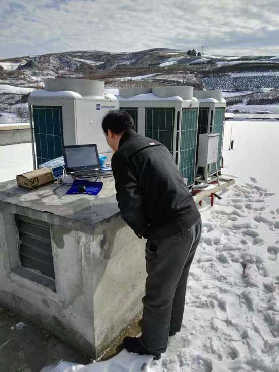 2015年白鹿原影視基地在寒冷的雪地里檢查設備安全運行中